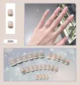 Détail de faux ongles French manucure nude décorés de strass et motifs de fleurs - Français Incrusté de Strass (Z005) / 24 Pièces/Ensemble