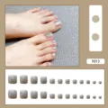 Komplettes Set silberne Glitzer-Kunstnägel für die Füße in verschiedenen Größen für Sie - 24er Set (Inklusive Kleber) / Silberner Feiner Glitzer Stil (F013)