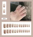 Vue détaillée de 24 faux ongles dégradés nude avec paillettes et perles élégantes - Style Perle Artificielle Pailletée (Z012) / 24 Pièces/Ensemble