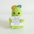 Gros plan détail de poupée poire au crochet verte faite main avec panneau de texte positif. - Poire