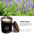 Geurkaars detail in donkere glazen pot met houten deksel en romantische stelmotief. - 7*9 Franse vanille (aangenaam) / Grijs