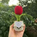 Handgefertigte gehäkelte rote Tulpe zur emotionalen Unterstützung mit kleiner Karte - Tulpen-Topfpflanze im weißen Topf