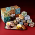Geurkaarsen cadeauset met kleurrijke blikken dozen en geschenkdoos voor feestdecoratie. - 12-Delige Cadeauset