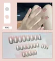 Vista dettagliata del set di 24 unghie finte con sfumatura rosa e argento. - Gradient Silver Glitter (R062) / confezione da 24 pezzi
