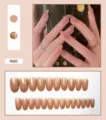 Eleganti unghie finte nude a mandorla con accenti di foglie d'oro, set da 24 pezzi - Sfumatura Foglia d'Oro (R065) / confezione da 24 pezzi