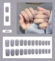 Vue détaillée de 24 faux ongles gris-violet avec d'élégants accents de strass scintillants - Style Petit Diamant Gris (Z014) / Lot de 24 (Style avec Colle) / Gris