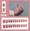 Détail macro de faux ongles dégradés rouge vin avec des embellissements en strass de luxe - Style Diamant Carré Nude Transparent (Z016) / Lot de 24 (Style avec Colle) / Nude