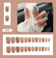 Vue détaillée de 24 faux ongles dégradés nude avec breloques papillon en strass - Style Papillon à Poudre Dorée (Z018) / Lot de 24 (Style avec Colle) / Rose
