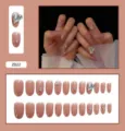 Vue détaillée de l'ensemble d'ongles rose nude avec breloque cœur et aperçu sur modèle - Style Grand Diamant en Coeur (Z022) / Lot de 24 (Style avec Colle) / Rose poudré