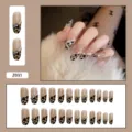 Vue macro détaillée de faux ongles tendance à motif léopard avec perles et décorations en strass. - Style Petit Strass Léopard (Z031) / 24 Pièces/Ensemble