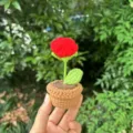 Handgemachte gehäkelte Topf-rote Blume, gestrickte süße emotionale Unterstützung Pflanze - Rote Rose im kleinen Topf 5*11 cm