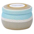 Vela aromática decorativa en lata con diseño de puntos azules y tapa con texto impreso - 4,4 oz brisa marina