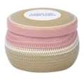 Vela perfumada en una lata de metal decorativa en rosa y oro con diseño geométrico. - 4,4 oz vainilla francesa