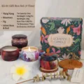 Vue détaillée d'un pack de 4 bougies parfumées dans des boîtes artistiques avec coffret. - Coffret Cadeau Style Encre Éclaboussée