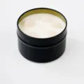 Candela profumata in scatola nera con cristalli di quarzo rosa, cera di soia, gardenia. - Gardenia