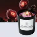 Candela profumata in cera di soja in barattolo nero con fiori secchi e cristalli per casa. - Rosa Vellutata e Oud