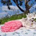 Roze hartvormige plastic rietjes detailopname buiten met kersenbloesem achtergrond. - 7x230mm / Roze (per stuk in folie verpakt)