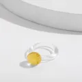 Makroansicht eines minimalistischen transparenten Harzrings mit gelber Bonbonperle. - Hellgelbe Kugel Transparent (R177_2)