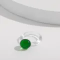 Detaillierte Ansicht eines klaren Y2K-Harzrings mit einer glänzenden grünen Perle - Transparenter Dunkelgrüner Kugelschmuck (R177_4)