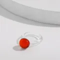 Nahaufnahme eines transparenten Harzrings im Y2K-Stil mit einer roten Perle - Hellrote Kugel Bonbonstruktur (R177_3)