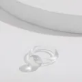 Detailansicht eines klaren Harzrings mit kugelförmigem Perlendetail im Y2K-Stil - Transparente Geometrische Kugel Dekoration (R177_1)