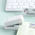 Minimalistisches weißes tragbares Mini-Hefter-Set mit Heftklammern für das Büro - Hellweiß