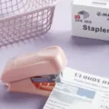 Μίνι συρραπτικό γραφείου μαθητών σε ροζ, φορητό εργαλείο συρραφής μεγέθους 12 για χρήση. - Ροζ