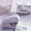 Μίνι συρραπτικό μαθητών σε ανοιχτό μωβ με κουτί συρραπτικών, βολικό εργαλείο γραφείου. - Μωβ