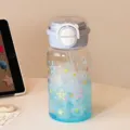 Vista detallada de botella de agua transparente con estrellas y tapa de doble uso - Estilo Estrella Tapa Doble Planeta / Azul