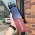 Close-up detail of 1000ml gradient blue and red large capacity sports water bottle - 500ml / Blue and Red Gradient