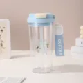 Niedlicher Plastik-Trinkbecher mit Welpen-Motiv und blauem Trageriemen für den Sommer - Kokosnussblau