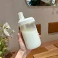 Variante blanche du gobelet à paille en plastique dépoli pour lait ou jus de fruit - 500ml / Blanc
