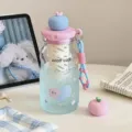 Detailansicht einer niedlichen pastellfarbenen Wasserflasche mit Teesieb und Trageband - 600ml-Tee-Infuser+Tragekordel / Blauer Apfel