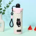 Detailansicht einer 316 Edelstahl Isolierflasche mit niedlichem schwarzen Katzenmotiv - 600ml / Schwarz