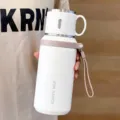 Botella de agua térmica portátil de acero inoxidable con tapa y correa para uso diario. - Blanco