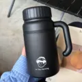 Gran taza termo aislante de acero inoxidable 316 en negro mate con mango cómodo y práctico. - Vaso individual 1000 ml / Negro Hao Xiao Cai [revestimiento cerámico sin infusor] [con asa]
