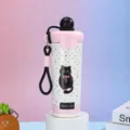 Nahaufnahme des rosa 316 Edelstahl-Isolierbechers mit süßer Katze und Trageschlaufe. - Schwarze Katze Stil / 600ml / Schwarz