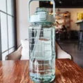Grande borraccia sportiva con indicatore di tempo, cannuccia e manico per palestra. - Verde trasparente 2000 ml
