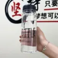 Bottiglia d'acqua in plastica portatile di grande capacita per un uso quotidiano all'aperto. - Bottiglia per acqua fredda da 500 ml