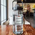 Grande borraccia motivazionale con indicatore di tempo, cannuccia e manico per sport e fitness. - Nero trasparente 2000 ml