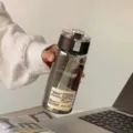Bouteille d'eau portable en plastique avec couvercle noir, design minimaliste élégant. - 550ml / Noir transparent