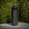 Bottiglia d'acqua sportiva nera opaca di grande capacità con indicatori di tempo motivazionali - Nero sfumato - 2000 ml