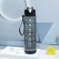 Botella de agua deportiva de plástico transparente con marcador de tiempo y correa. - 245 Negro transparente