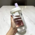 Bicchiere in plastica trasparente con cannuccia, tappo bianco e bocchino viola vivido - 550ml / Viola