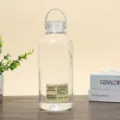 Klare Plastik-Wasserflasche mit tragbarem Silikonseil, schlichte Sportflasche groß. - 1100ML