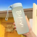 Matte kunststof waterfles met draagriem, schattige sportbeker voor studenten en dagelijks gebruik. - 600ml / Gematteerd lichtblauw - 600 ml