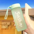 Mat groene kunststof waterfles met draagriem, schattige sportdrinkfles voor studenten. - 600ml / Gematteerd meerengroen - 600 ml