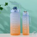 Zweiteiliges Set aus blau-orangen mattierten Wasserflaschen mit Zeitmarkierungen - Zweiteiliges Set / Hellblau