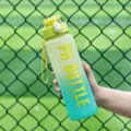 Bouteille d'eau de sport dégradé vert grande capacité avec sangle pour fitness en plein air. - 666 jaune