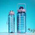 2er-Set blaue Kunststoff-Wasserflaschen mit Zeitmarkierungen und Strohhalm - 2000ml+750ml Set / Lavendel